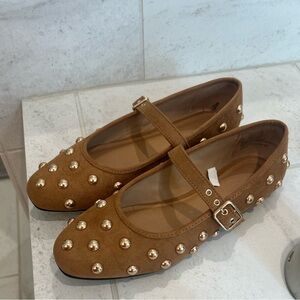 Universal Thread Tan Flats with Gold Accents